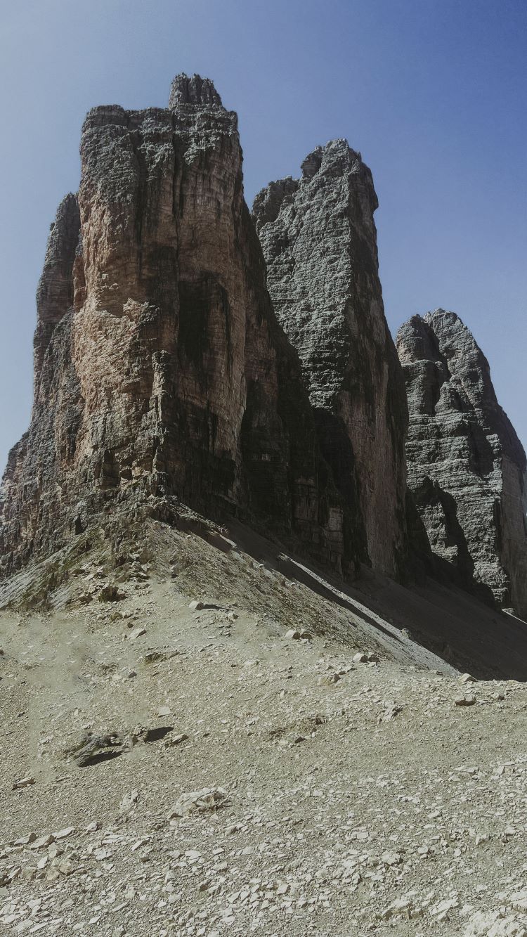 tres picos de montaña de frente en dolomitas